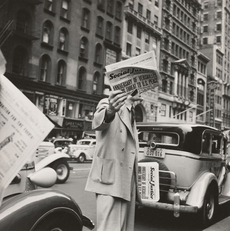 Photo ancienne d'un homme tenant un flyer dans la rue